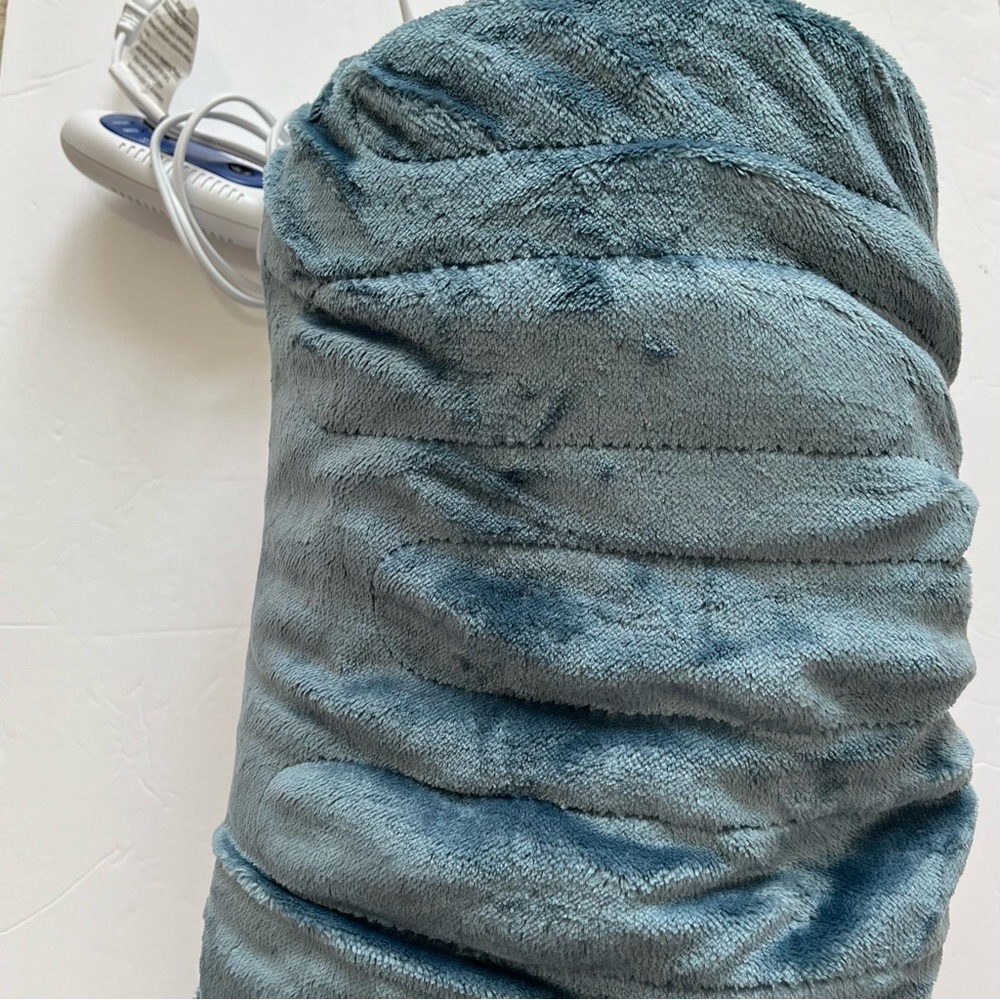 Beautyrest Blue Heated Plush Throw - Picture 8 of 11